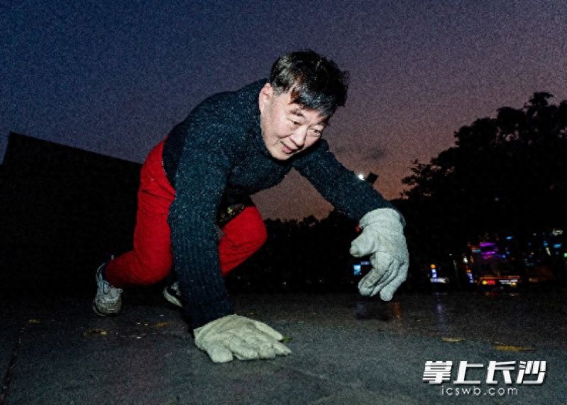 pg赏金女王单机版试玩平台 长沙一老人连续22年坚持每天“爬行”，磨坏的手套数不清