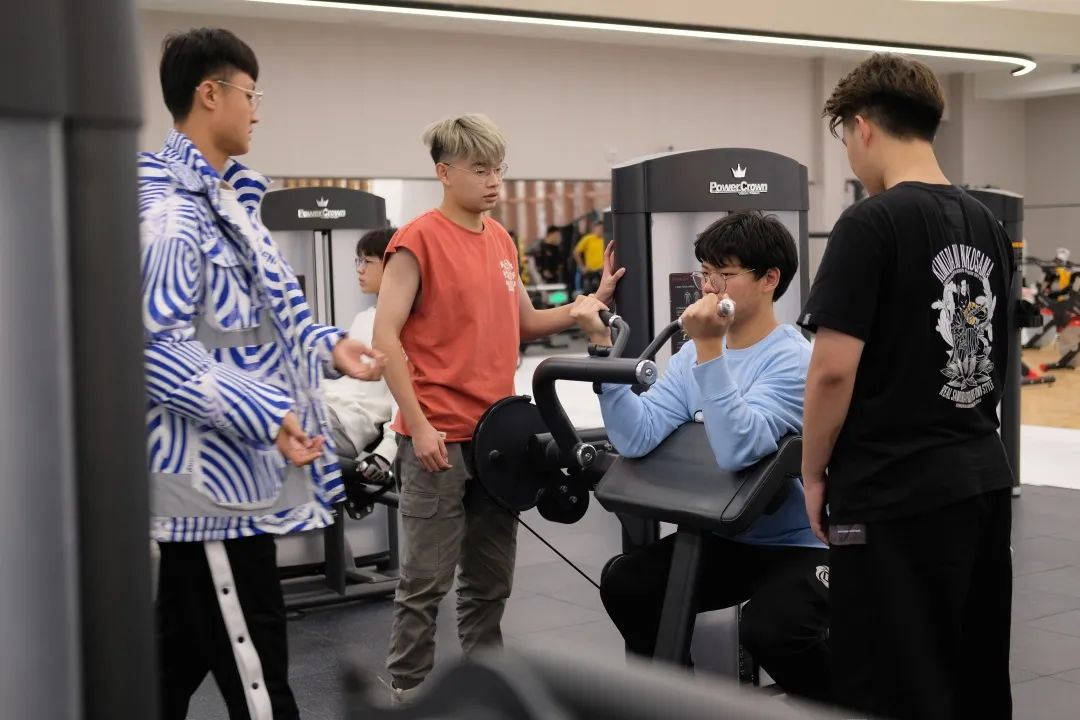 龙门综合训练器_什么是龙门式机器人_龙门练胸标准动作图解