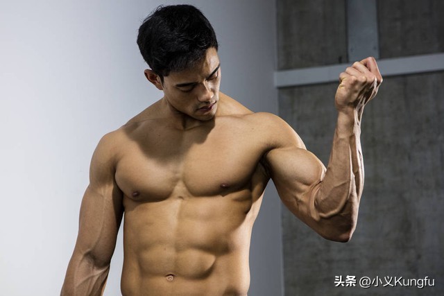pg棋牌 胸肌是男人的门面！那你知道俯卧撑是每天练好，还是隔天练好吗