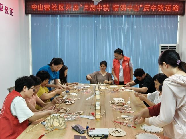 广场舞12人欢聚一堂_剑光街道社区文化活动_喜迎双节系列主题活动