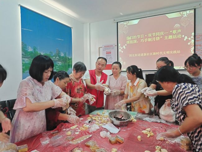 喜迎双节系列主题活动_剑光街道社区文化活动_广场舞12人欢聚一堂