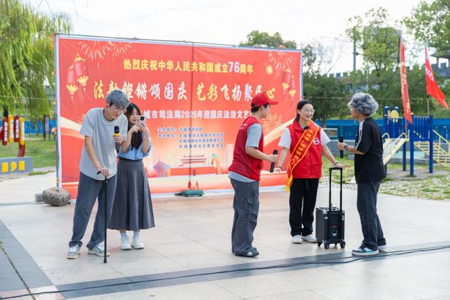 剑光街道社区文化活动_喜迎双节系列主题活动_广场舞12人欢聚一堂