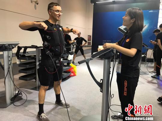 健身爱好者正在体验EMS肌肉电刺激装备。　王子涛 摄