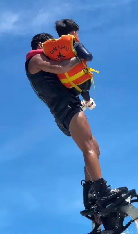 夏天健身运动_水上飞人极限运动_街头极限健身没有腿部?