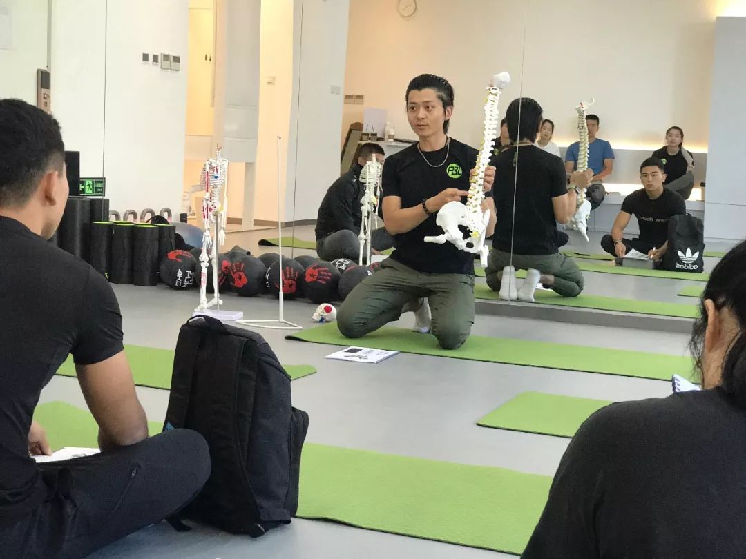 懒人健身器材有用吗_张展鹏懒人瘦身法_明星健身教练张展鹏