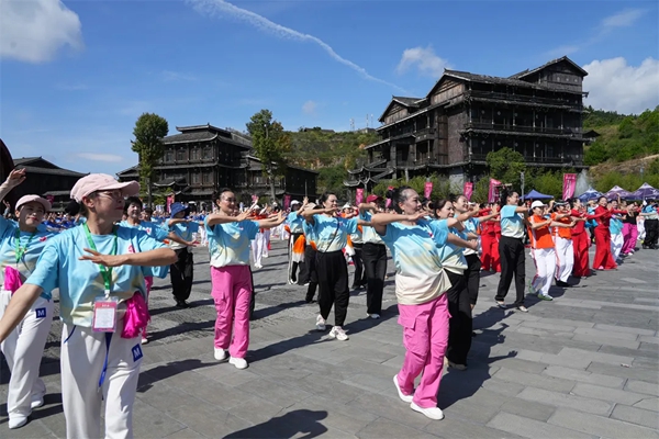 2025年全国老年人健身广场舞大联动（全国主会场）活动在贵州雷山启动_fororder_3