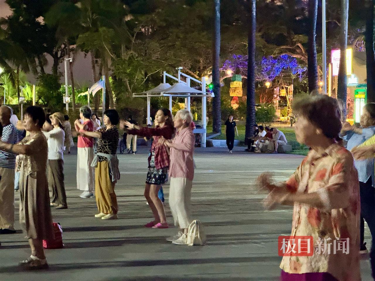 pg电子麻将胡了入口下载 海南封关首日，俄罗斯游客融入三亚广场舞队伍：这样很酷，这里的人们很友好