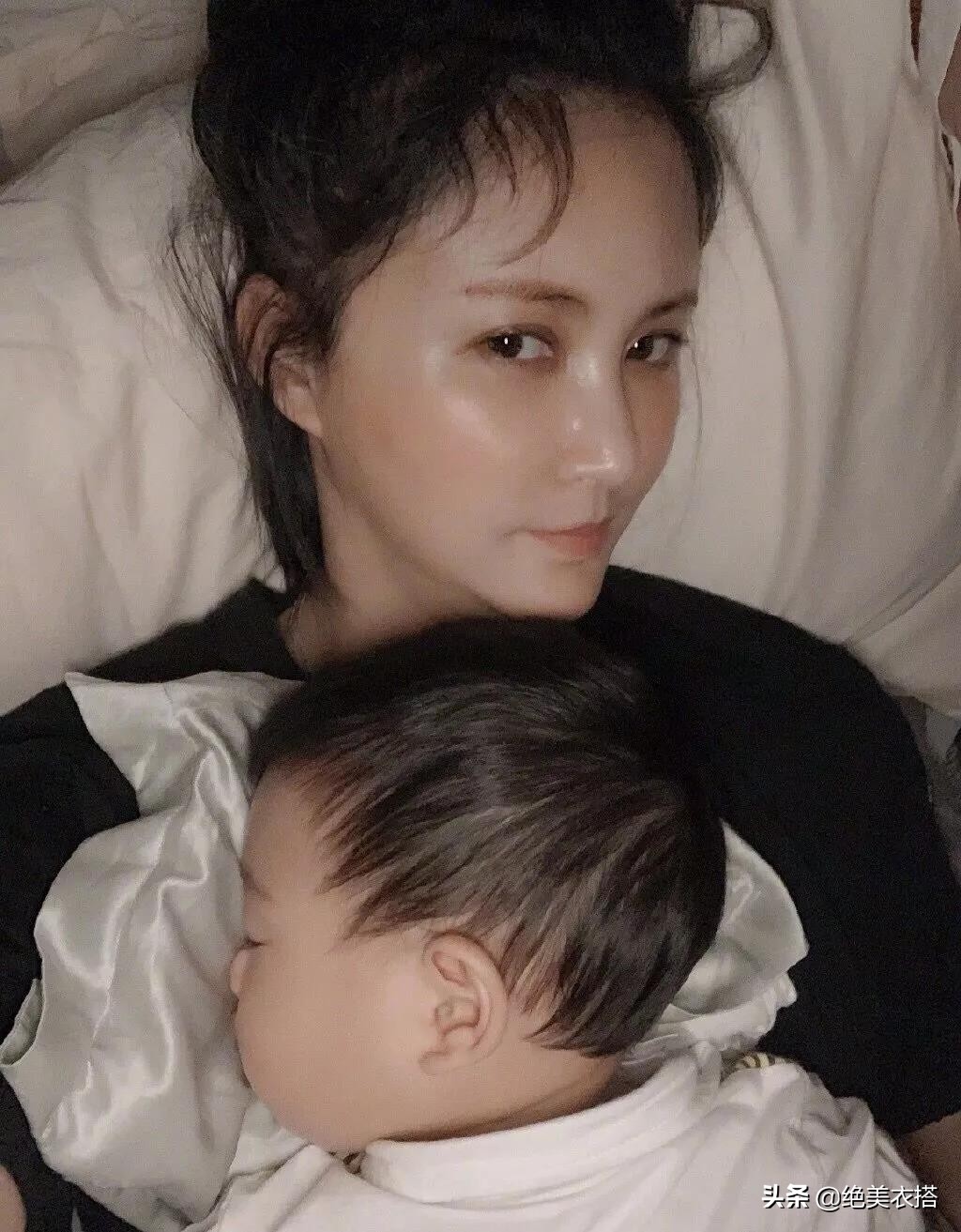 张歆艺产后瘦身秘诀_陈意涵健身方法_脚蹬拉力器瘦腰腹训练