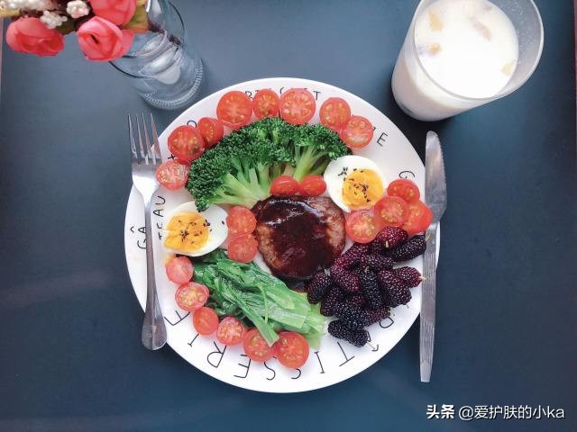 减肥变白_明星减肥经验_脚蹬拉力器瘦腰腹训练
